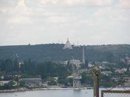 Вид на Братское кладбище с южного берега Севастопольской бухты.   Увеличить...(фото 2006г.)