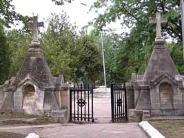 Ворота Бртского кладбища сделаны в виде двух копий  Никольского храма.  Увеличить...(фото 2006г.)