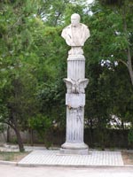 Памятник на могиле генерал-лейтенанта Хрулева А.С.  Увеличить...(фото 2006г.)