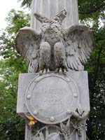 Памятник на могиле генерал-лейтенанта Хрулева А.С.   Увеличить...(фото 2006г.)